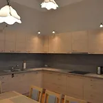 אכסניה Ada Aparthouse