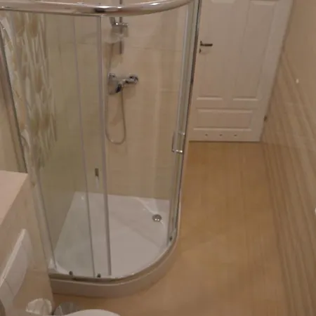 Ada Aparthouse Хостел