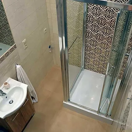 Ada Aparthouse Hostel